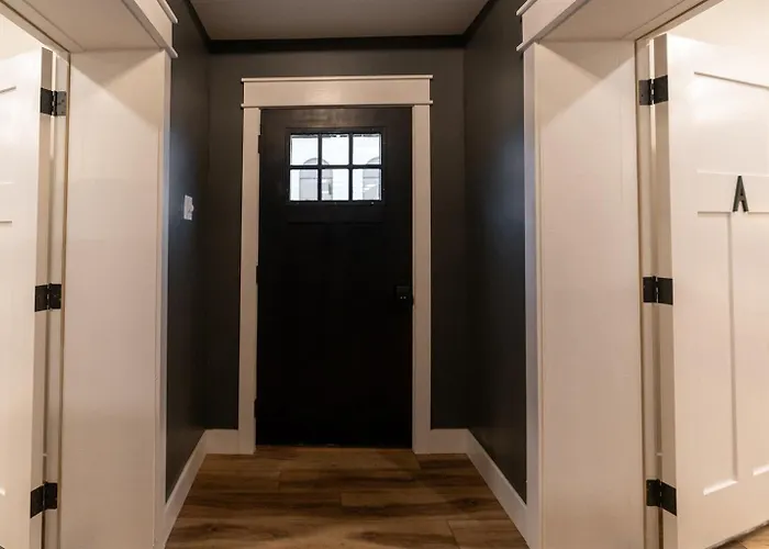 Stylish 1br Downtown Near Garden Of The Gods Harrisburg
